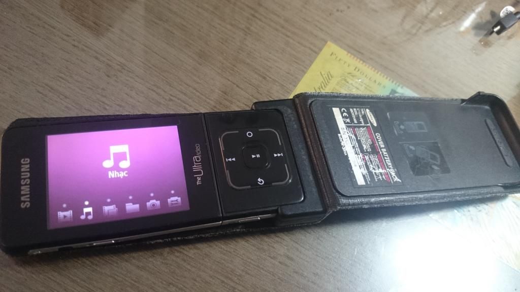 Samsung xoay mông F500 hàng độc ra đi cho ae đam mê - 1