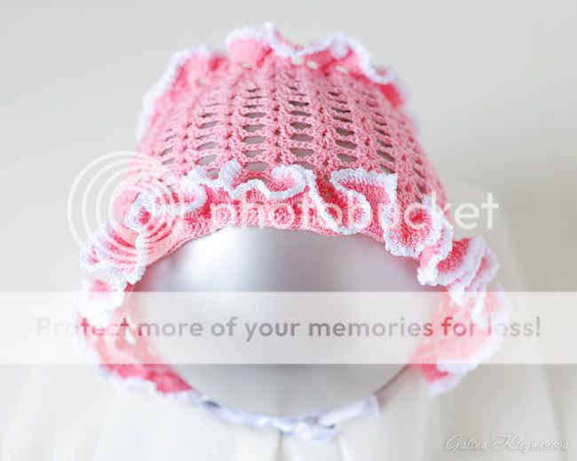 Розовый ажурный чепчик