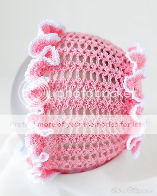 Розовый ажурный чепчик