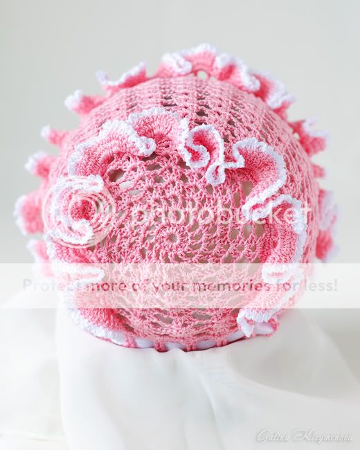 Розовый ажурный чепчик