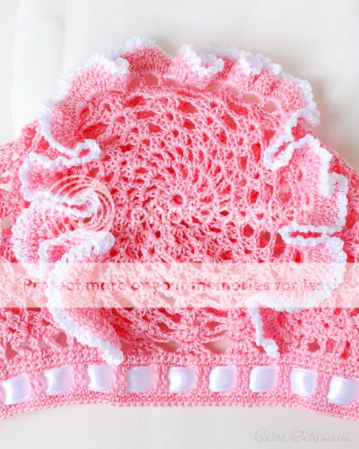 Розовый ажурный чепчик